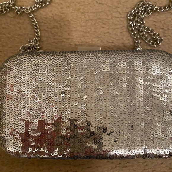 J.CREW MINAUDIÈRE CLUTCH IN SILVER SEQUIN. - Picture 2 of 6